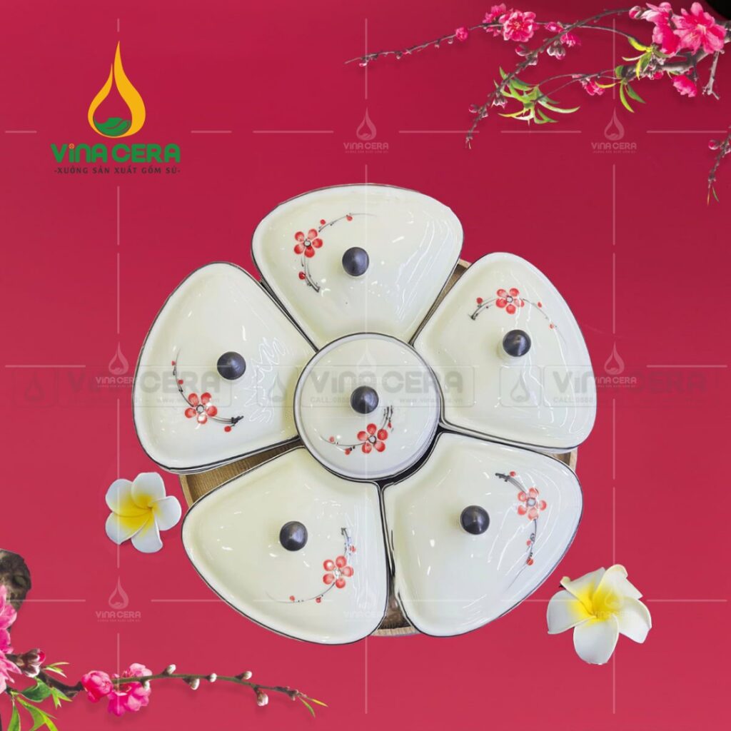 Quà Tết In Logo Thương Hiệu - Bí Quyết Tạo Ấn Tượng Mạnh Mẽ Trong Năm 2026 Khay Mứt Tết Sứ Trắng 5 Cánh Vẽ Hoa Đào