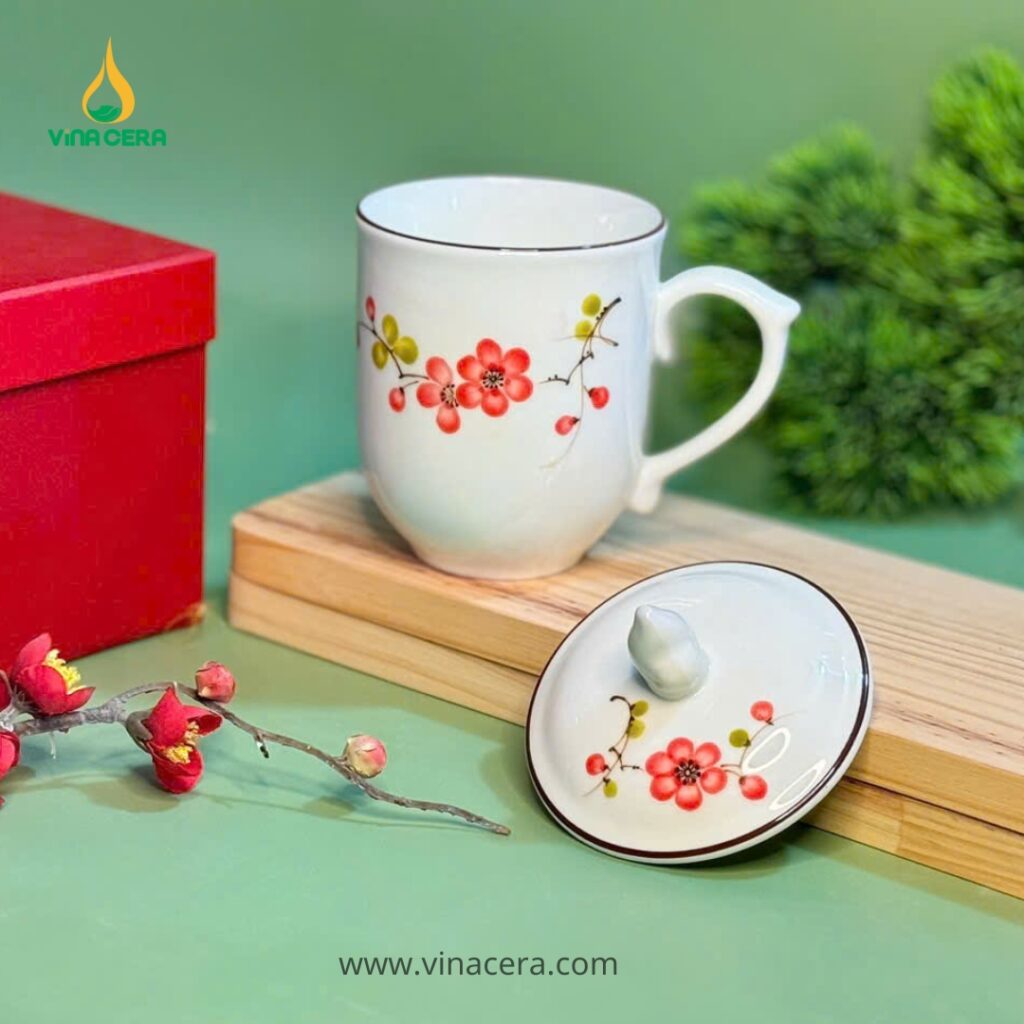 Ly Sứ Bát Tràng Và Ly Sứ Thường Khác Nhau Thế Nào? Cách Nhận Biết Chính Xác Trước Khi Mua ly-su-co-nap-ve-tay-bat-trang-hoa-van-hoa-dao-truyen-thon