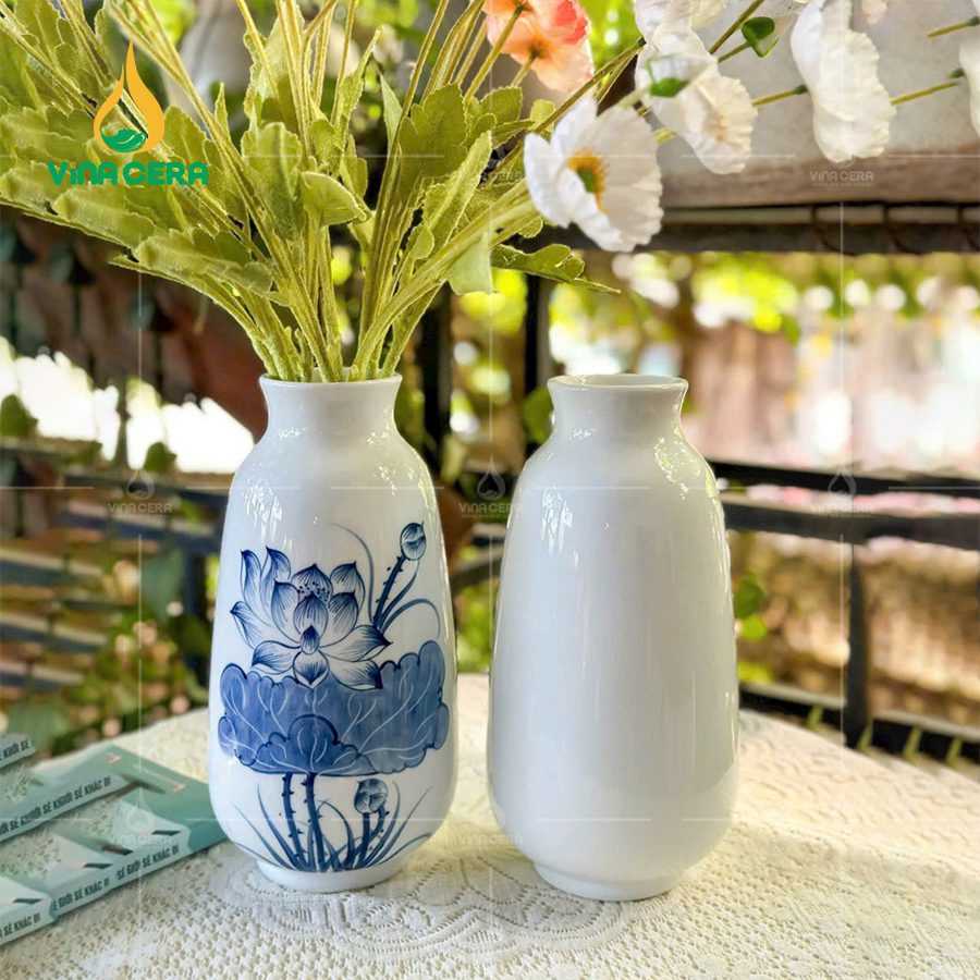 Bình Hoa Sứ Trắng Vẽ Tay Hoa Sen - SVN BH 07032404 Bình Hoa Sứ Trắng Vẽ Tay Hoa Sen – SVN BH 07032404