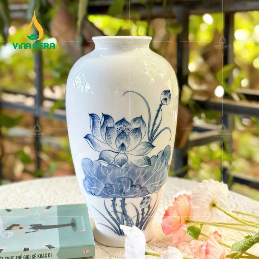 Bình Hoa Sứ Trắng Vẽ Tay Hoa Sen - SVN BH 07032404 Bình Hoa Sứ Trắng Vẽ Tay Hoa Sen – SVN BH 07032404