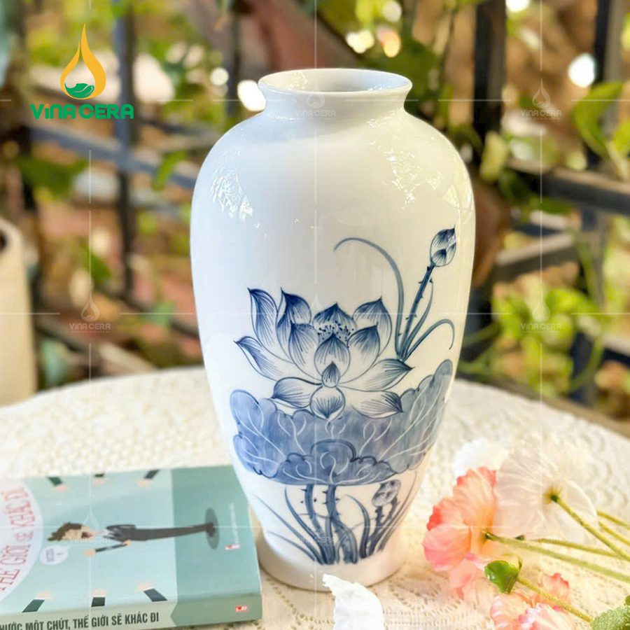 Bình Hoa Sứ Trắng Vẽ Tay Hoa Sen - SVN BH 07032404 Bình Hoa Sứ Trắng Vẽ Tay Hoa Sen – SVN BH 07032404
