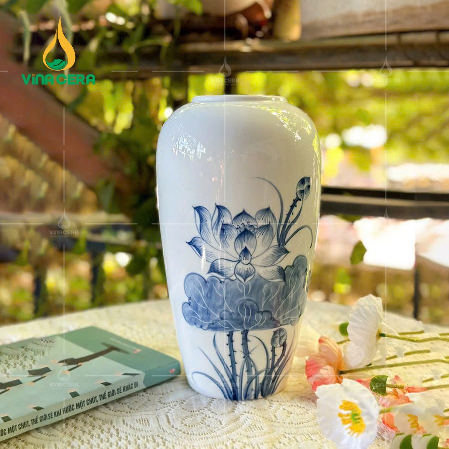 Bình Hoa Sứ Trắng Vẽ Tay Hoa Sen - SVN BH 07032404 Bình Hoa Sứ Trắng Vẽ Tay Hoa Sen – SVN BH 07032404