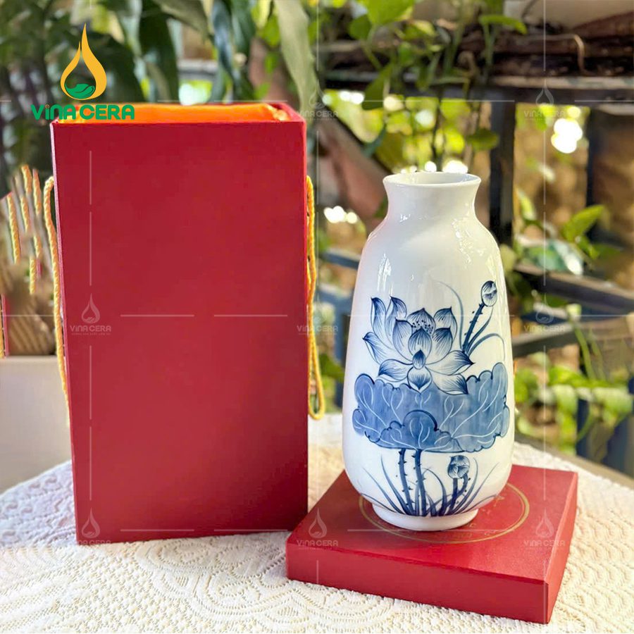 Bình Hoa Sứ Trắng Vẽ Tay Hoa Sen - SVN BH 07032404 Bình Hoa Sứ Trắng Vẽ Tay Hoa Sen – SVN BH 07032404