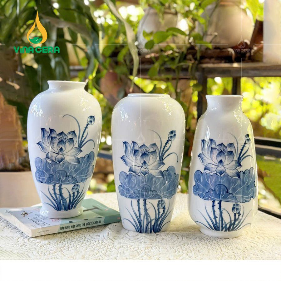Bình Hoa Sứ Trắng Vẽ Tay Hoa Sen - SVN BH 07032404 Bình Hoa Sứ Trắng Vẽ Tay Hoa Sen – SVN BH 07032404