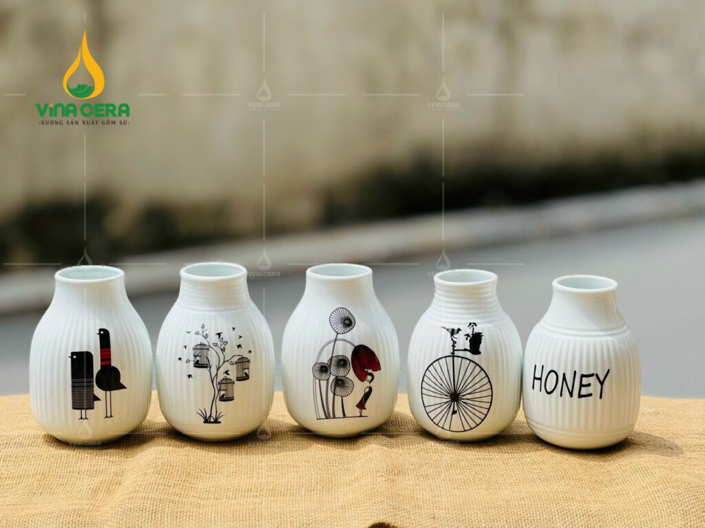 Mẫu Bình Hoa Mini Sứ Trắng Vẽ Họa Tiết - SVN BH 27032402 Mẫu Bình Hoa Mini Sứ Trắng Vẽ Họa Tiết