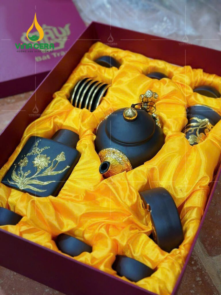 Bộ Trà Gốm Tử Sa Đen Quai Ngang Khắc Sen