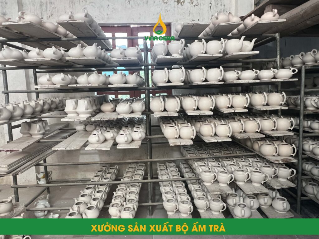 Bộ Ấm Trà Sứ Trăng Khuyết Mùa Xuân Vẽ Vàng Kim - SVN BAT 05032405 Xưởng sản xuất Ấm Chén Chỉ Vàng In logo