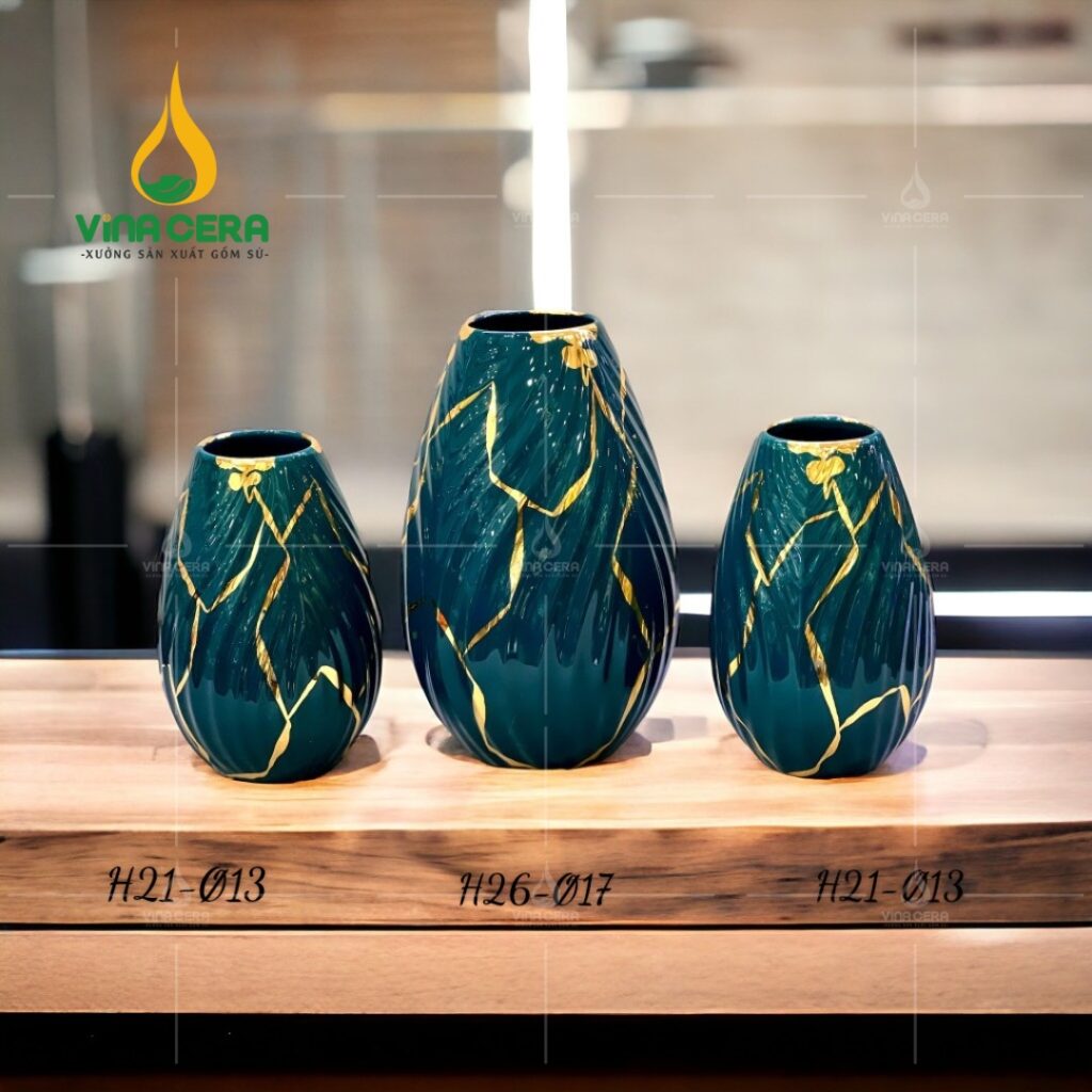 Bình hoa sứ men xanh vẽ vàng