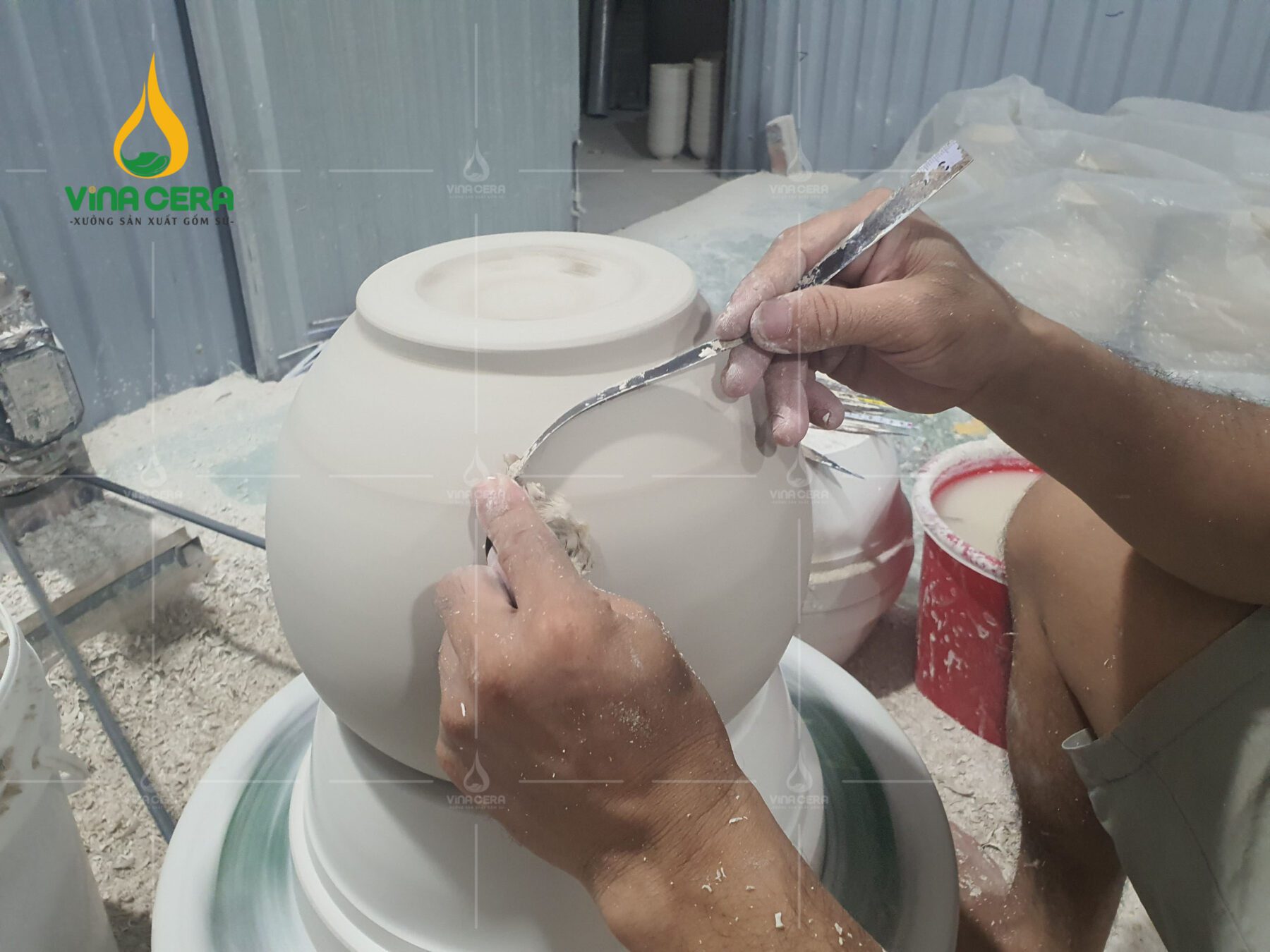 Bình Phong Thuỷ Hút Tài Lộc Men Màu In Decan Hoa Văn BHL-03102924 Xưởng sản xuất Vinacera