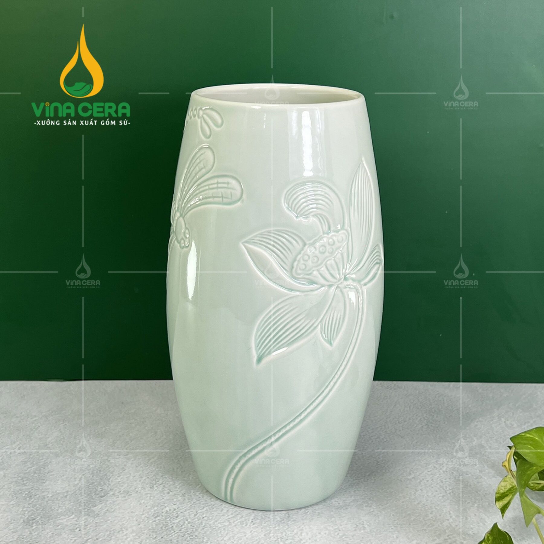 Lọ Hoa Men Xanh Khắc Nổi Sen Chuồn - SVN BH 0170324 Lọ hoa men xanh khắc nổi sen chuồn