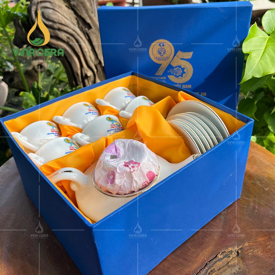 Tại sao nên chọn bộ ấm chén trà Bát Tràng làm quà tặng sự kiện, đại hội Đảng, công Đoàn? Bo am tra in logo qua tang 10