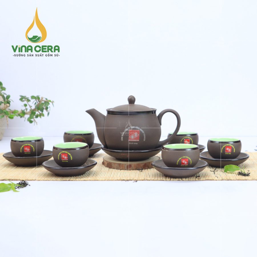 Tại sao nên chọn bộ ấm chén trà Bát Tràng làm quà tặng sự kiện, đại hội Đảng, công Đoàn? Bộ ấm trà gốm nâu in logo quà tặng