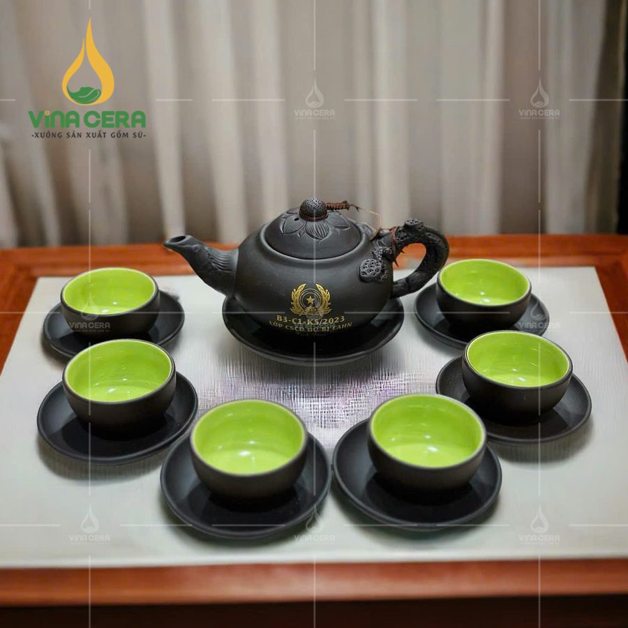 Tại sao nên chọn bộ ấm chén trà Bát Tràng làm quà tặng sự kiện, đại hội Đảng, công Đoàn? Bộ ấm trà gốm men đen in logo quà tặng