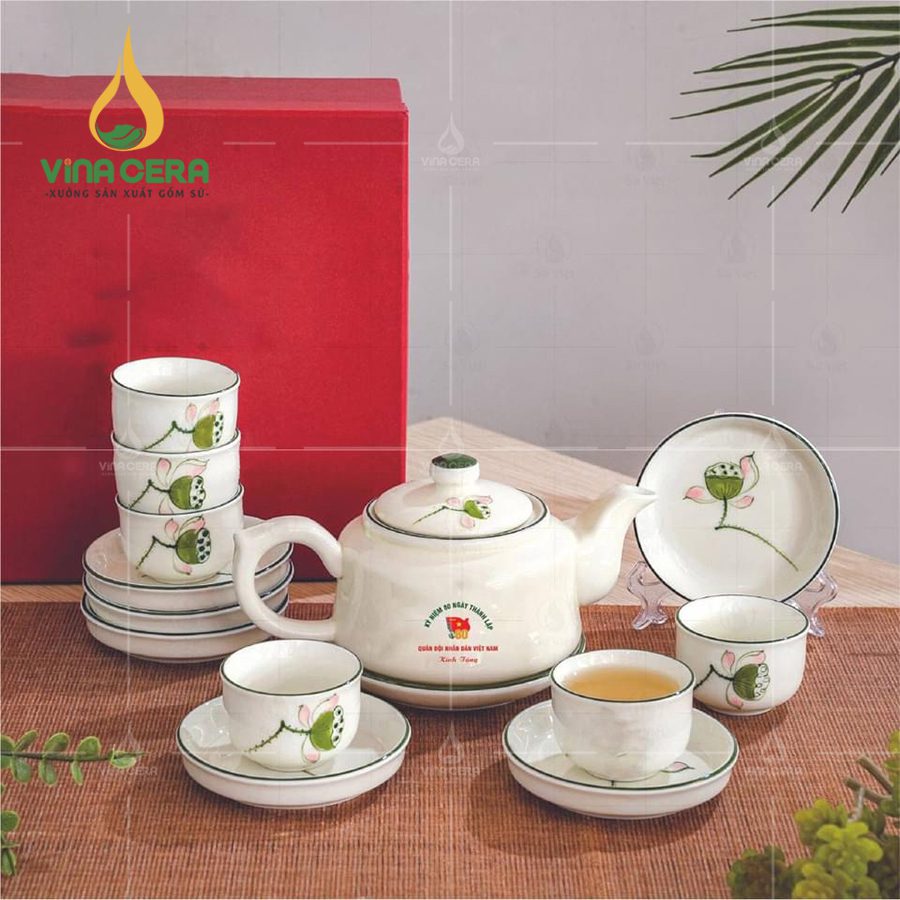 Tại sao nên chọn bộ ấm chén trà Bát Tràng làm quà tặng sự kiện, đại hội Đảng, công Đoàn? Bộ ấm trà vẽ đài sen xanh in logo