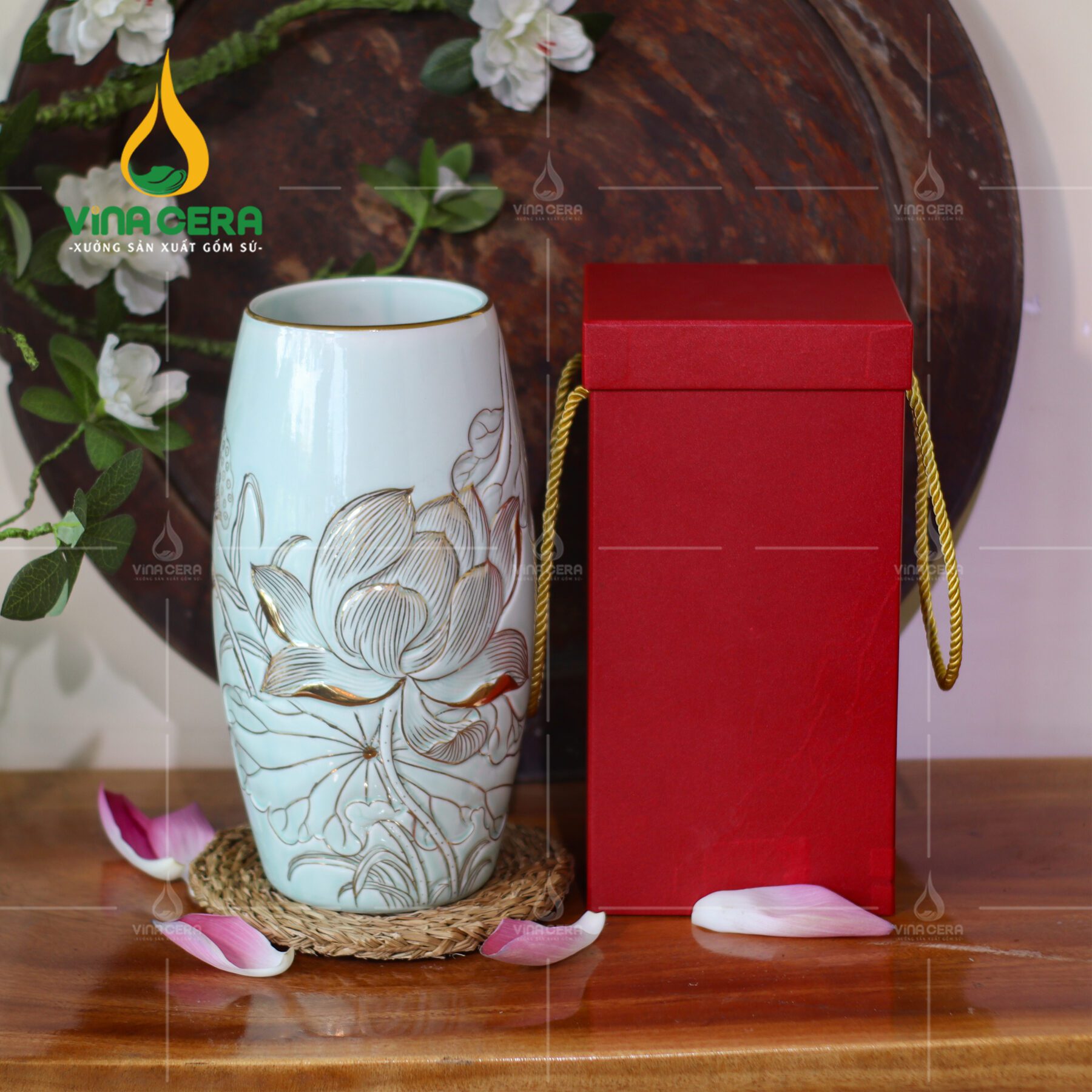 Tìm Hiểu Quy Trình Sản Xuất Gốm Sứ Bát Tràng Từ Xưởng Bình hoa men ngọc vẽ vàng họa tiết hoa sen