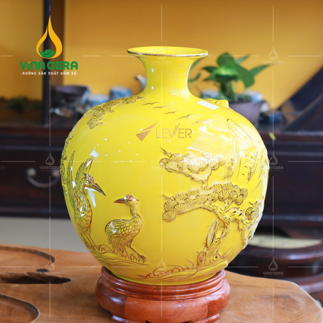 Giải Mã Ý Nghĩa Phong Thủy Của Bình Hút Lộc Bình hút lộc đắp nổi viền vàng tùng hạc