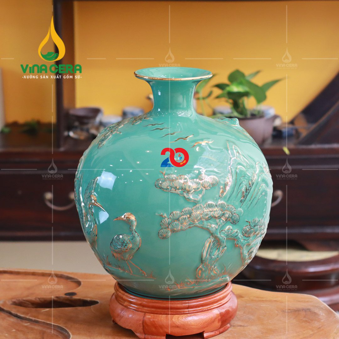 Giải Mã Ý Nghĩa Phong Thủy Của Bình Hút Lộc Bình hút lộc đắp nổi viền vàng tùng hạc