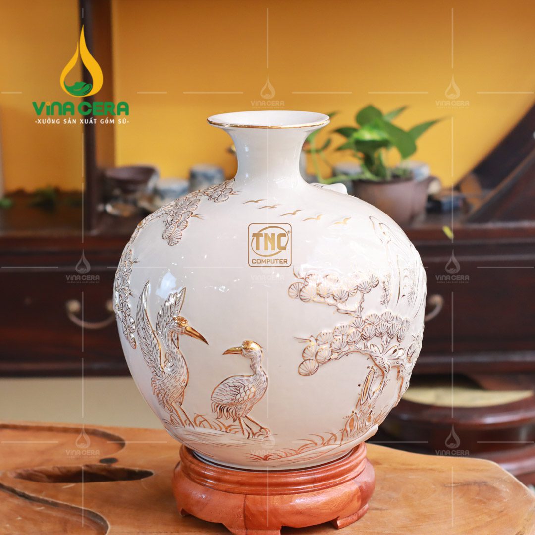 Giải Mã Ý Nghĩa Phong Thủy Của Bình Hút Lộc Bình hút lộc đắp nổi viền vàng tùng hạc