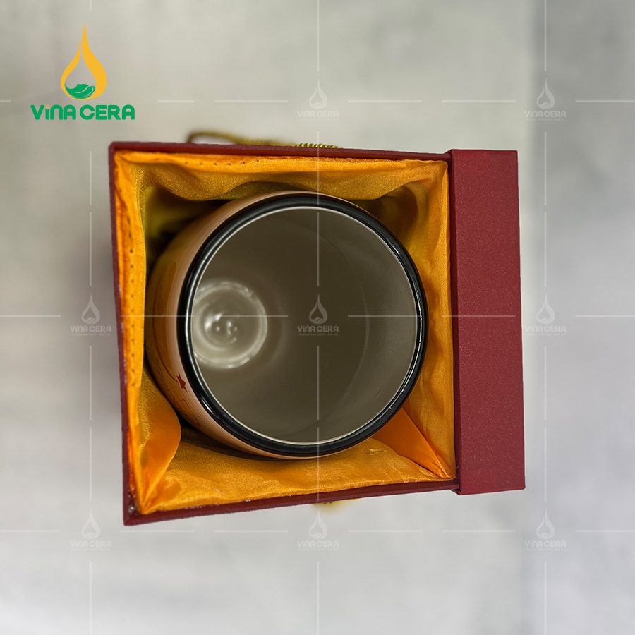 Những Mẫu Hộp Quà Tặng Thông Dụng Nhất Hiện Nay Mẫu hộp xi lót lụa đựng lọ hoa