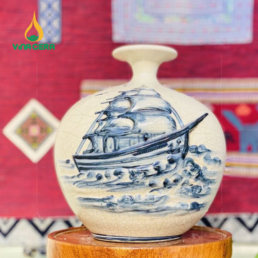 Bình hút lộc Bát Tràng men rạn đắp nổi họa tiết Thuận Buồm Xuôi Gió 18cm