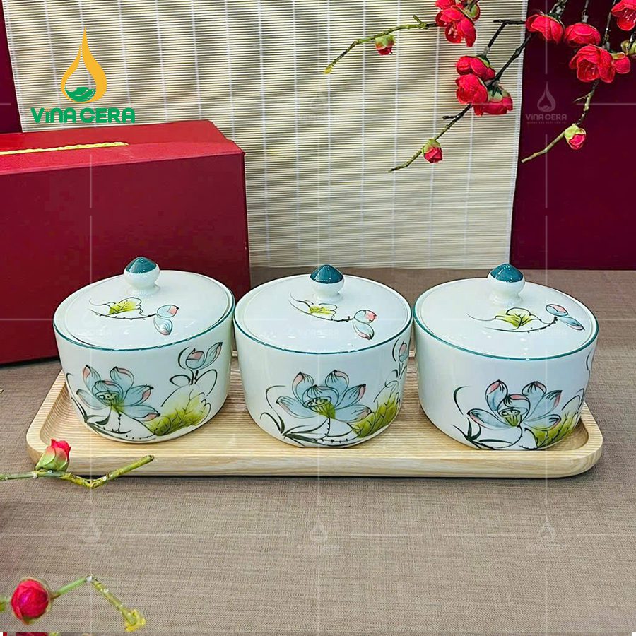 Bộ 3 Hủ Mứt Sứ Trụ Tròn Bát Tràng Vẽ Tay kèm đế Gỗ KHM-0310324 Bộ 3 Hủ Mứt Sứ Trụ Tròn Bát Tràng Vẽ Tay kèm đế Gỗ KHM-0310324