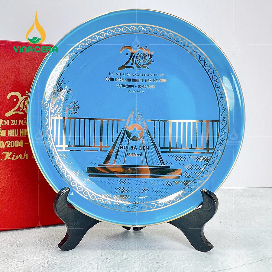 Đĩa Biểu Trưng Sứ In logo Kỷ Niệm 20 Năm Thành Lập ĐBT-01101124 Đĩa Biểu Trưng Sứ In logo Kỷ Niệm 20 Năm Thành Lập (1)