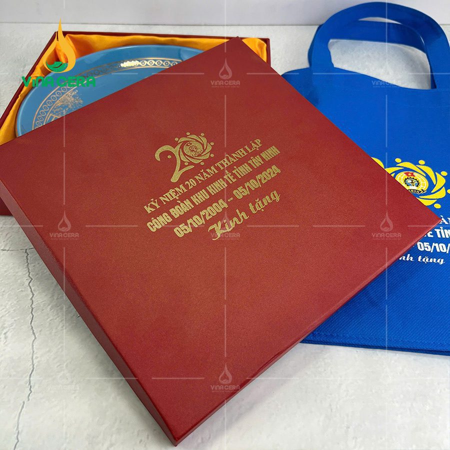 Đĩa Biểu Trưng Sứ In logo Kỷ Niệm 20 Năm Thành Lập ĐBT-01101124 Đĩa Biểu Trưng Sứ In logo Kỷ Niệm 20 Năm Thành Lập (1)