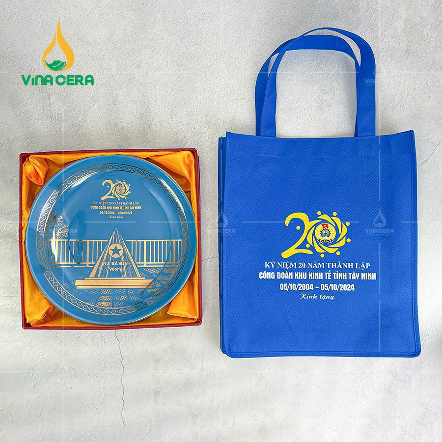 Đĩa Biểu Trưng Sứ In logo Kỷ Niệm 20 Năm Thành Lập ĐBT-01101124 Đĩa Biểu Trưng Sứ In logo Kỷ Niệm 20 Năm Thành Lập (1)