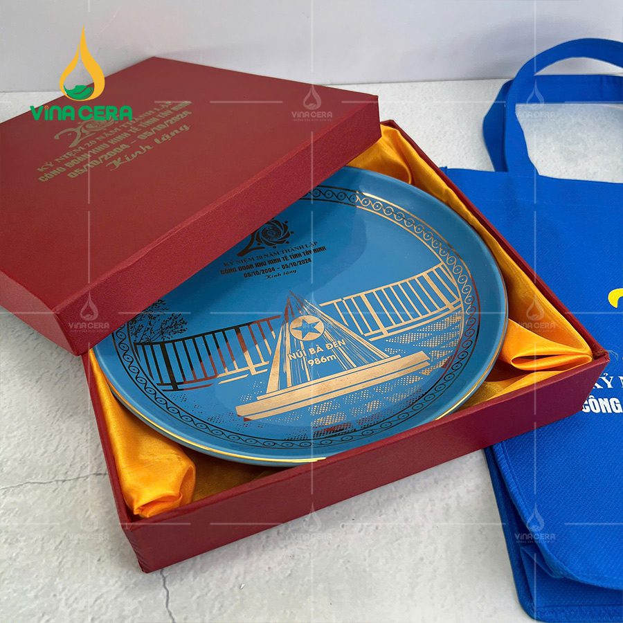Đĩa Biểu Trưng Sứ In logo Kỷ Niệm 20 Năm Thành Lập ĐBT-01101124 Đĩa Biểu Trưng Sứ In logo Kỷ Niệm 20 Năm Thành Lập (1)