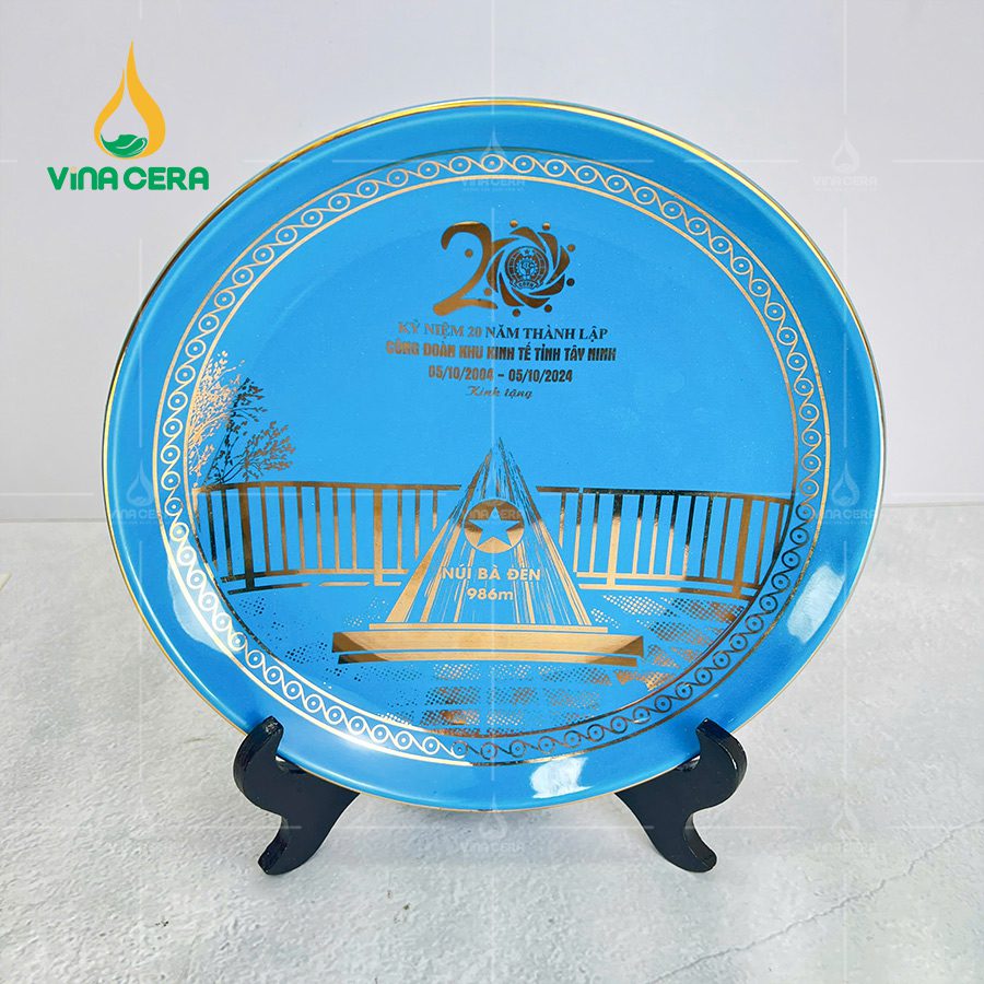 Đĩa Biểu Trưng Sứ In logo Kỷ Niệm 20 Năm Thành Lập ĐBT-01101124 Đĩa Biểu Trưng Sứ In logo Kỷ Niệm 20 Năm Thành Lập (1)