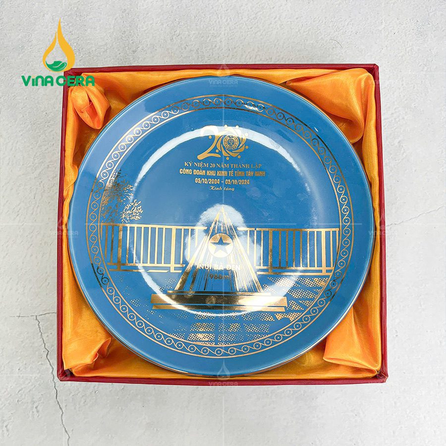 Đĩa Biểu Trưng Sứ In logo Kỷ Niệm 20 Năm Thành Lập ĐBT-01101124 Đĩa Biểu Trưng Sứ In logo Kỷ Niệm 20 Năm Thành Lập (1)