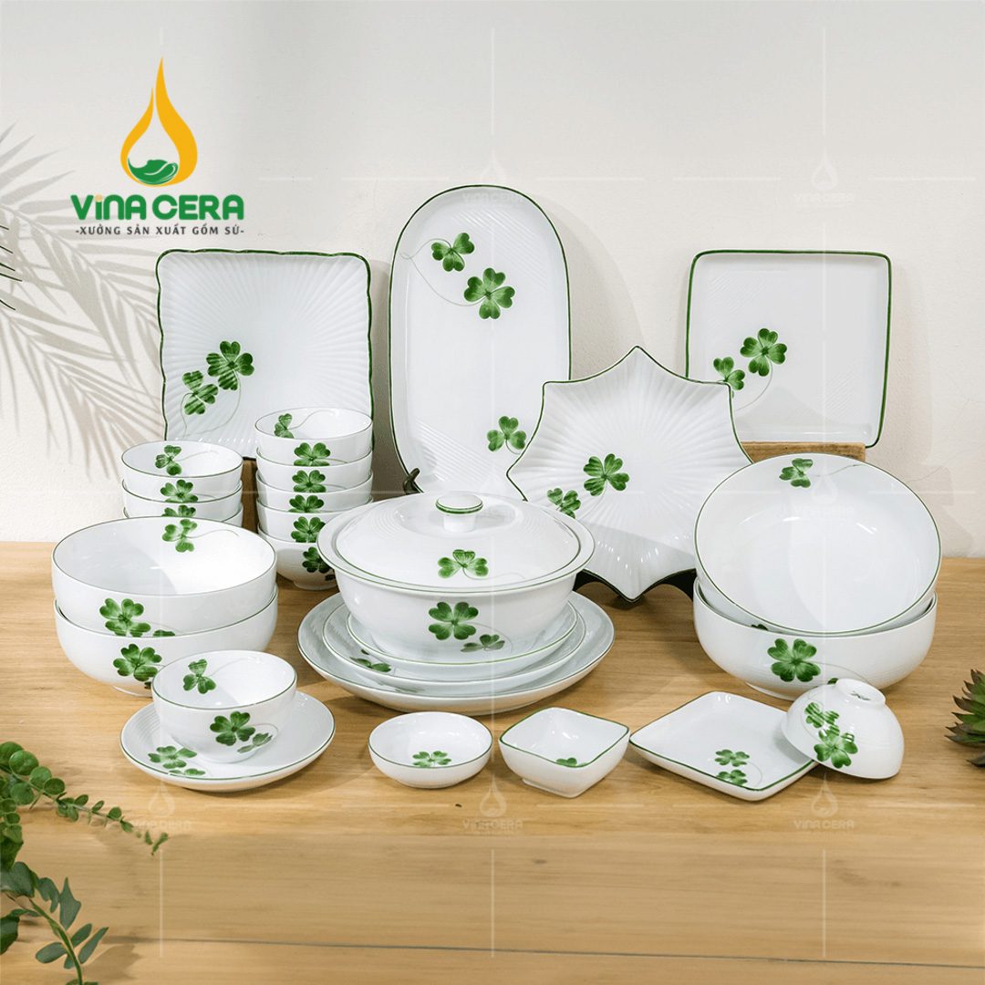 Bộ Chén Đĩa Sứ Bát Tràng Họa Tiết Cỏ Bốn Lá Vẽ Tay - BBA 102413 Bộ chén đĩa sứ Bát Tràng họa tiết có bốn lá vẽ tay