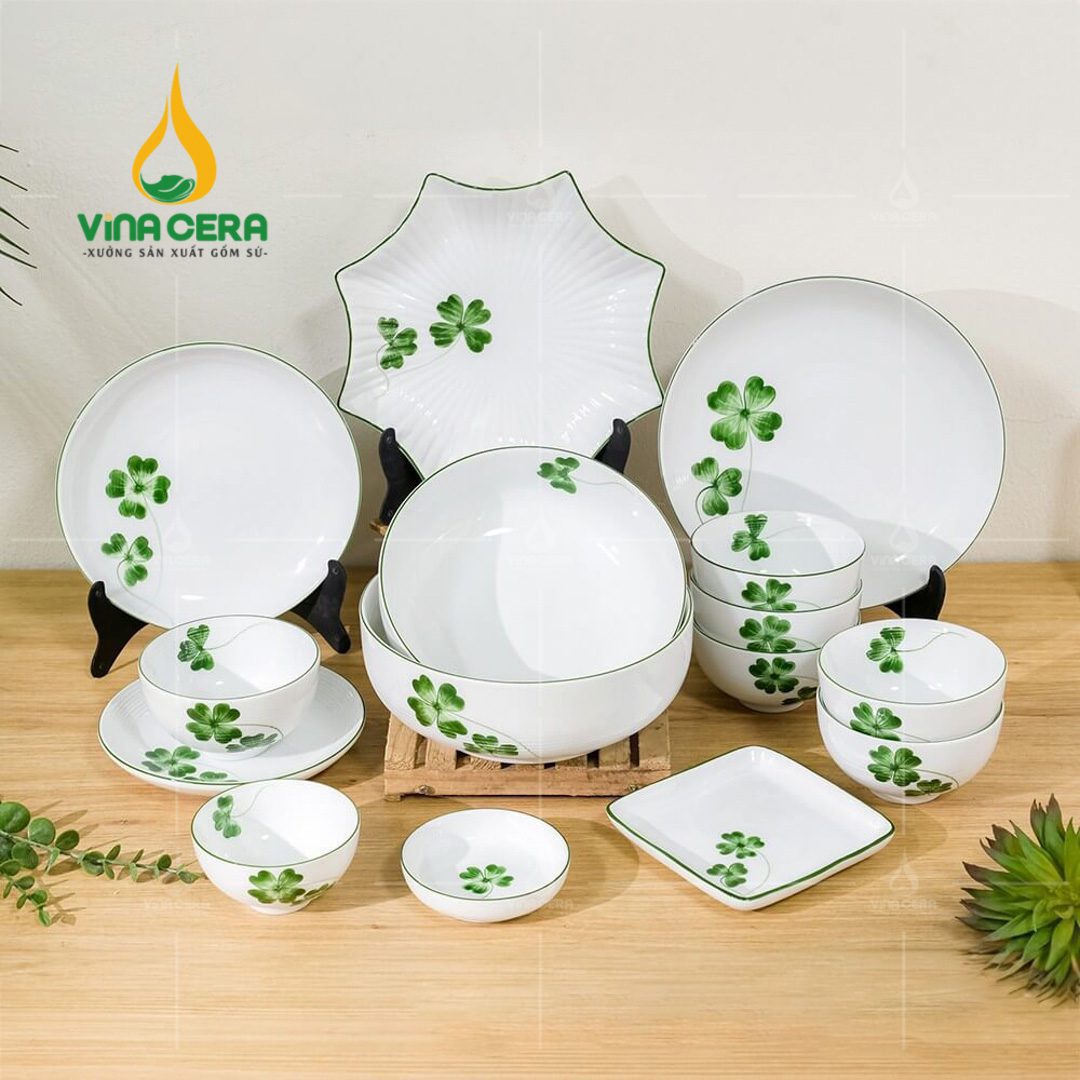 Bộ Chén Đĩa Sứ Bát Tràng Họa Tiết Cỏ Bốn Lá Vẽ Tay - BBA 102413 Bộ chén đĩa sứ Bát Tràng họa tiết có bốn lá vẽ tay