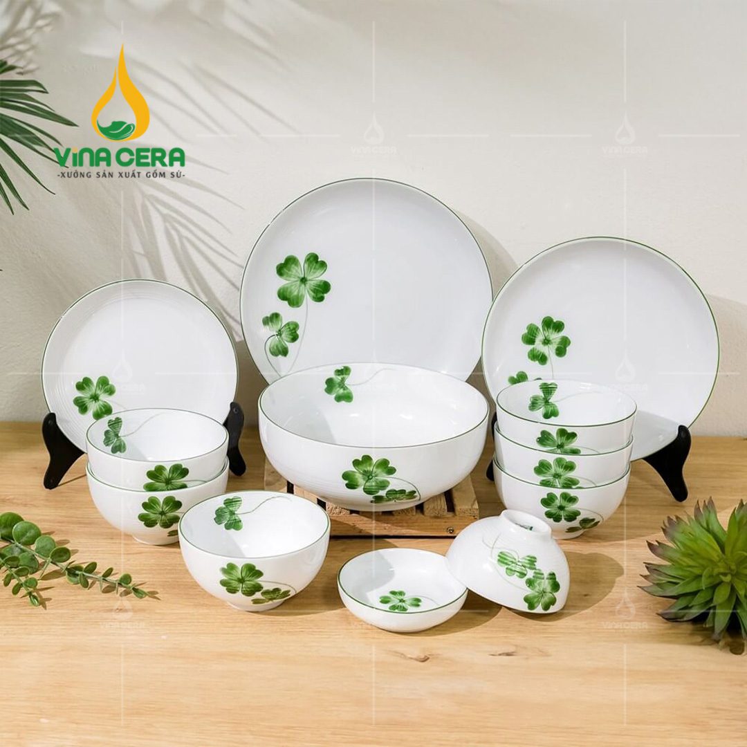 Bộ Chén Đĩa Sứ Bát Tràng Họa Tiết Cỏ Bốn Lá Vẽ Tay - BBA 102413 Bộ chén đĩa sứ Bát Tràng họa tiết có bốn lá vẽ tay