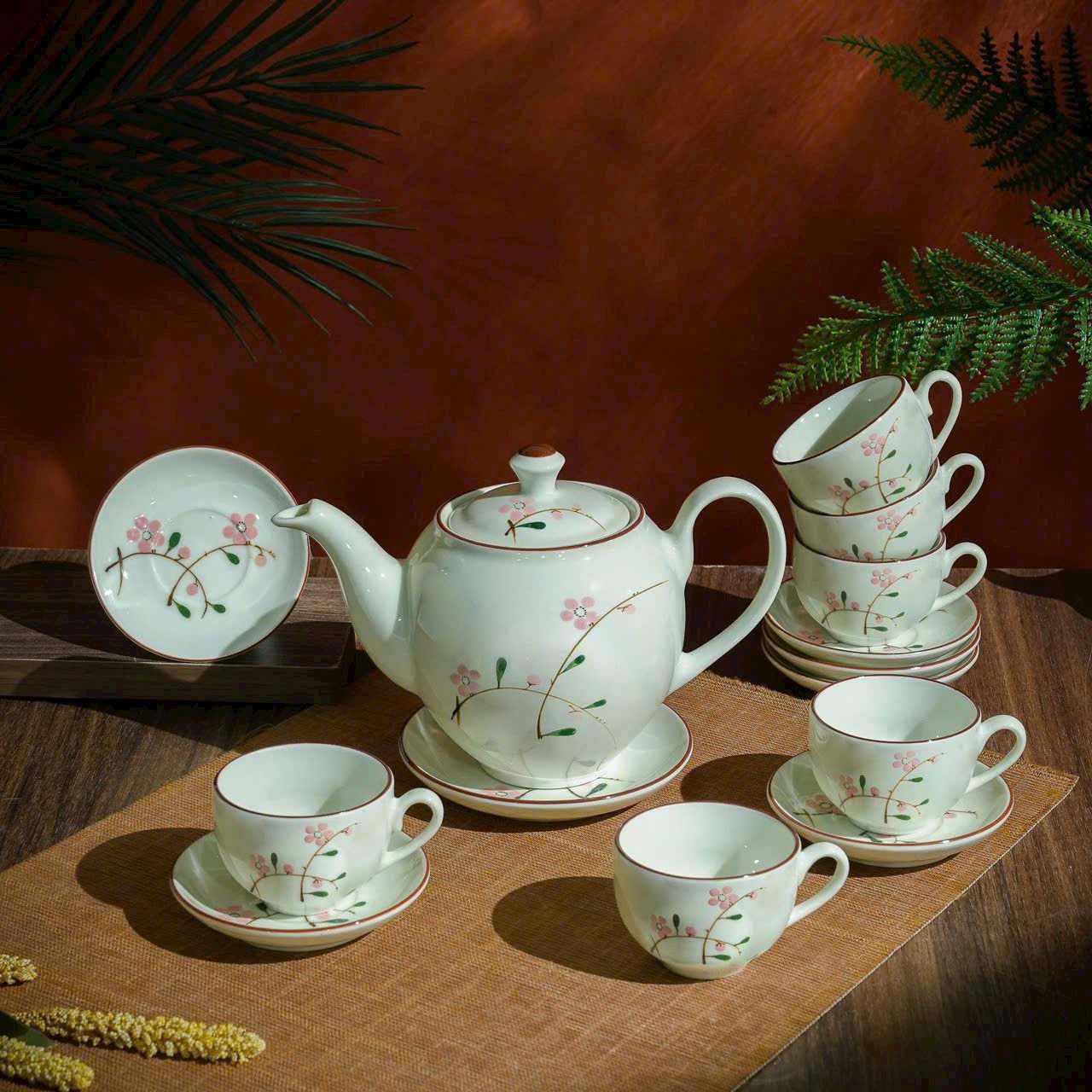 Tại sao nên chọn bộ ấm chén trà Bát Tràng làm quà tặng sự kiện, đại hội Đảng, công Đoàn? Ấm chén Bát Tràng men kem hoa Đào đỏ AC02112224