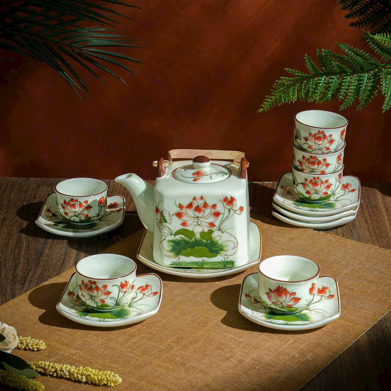 Tại sao nên chọn bộ ấm chén trà Bát Tràng làm quà tặng sự kiện, đại hội Đảng, công Đoàn? Ấm chén Bát Tràng vuông quai đồng Sen xanh AC06112224