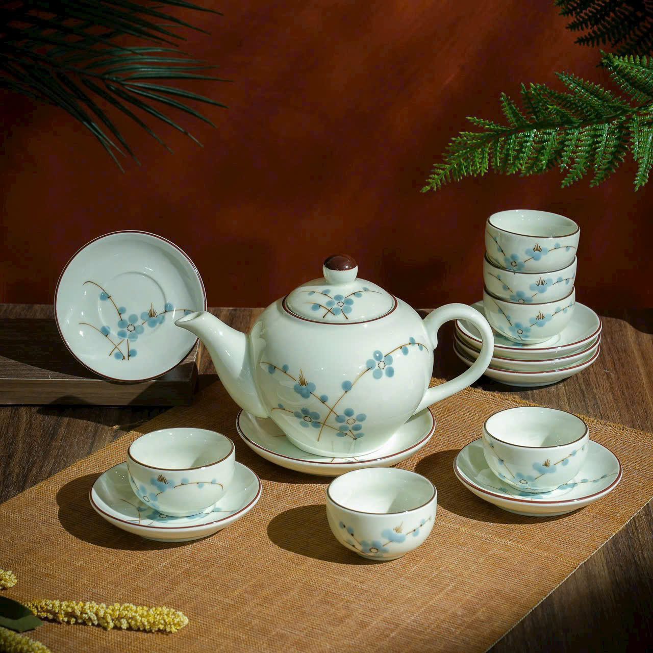 Tại sao nên chọn bộ ấm chén trà Bát Tràng làm quà tặng sự kiện, đại hội Đảng, công Đoàn? Bộ Ấm Chén Men Kem Vẽ Đào Xanh AC04112224