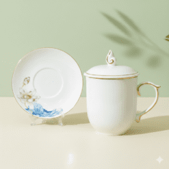 Ly Sứ Hoa Sen Hồng Nắp Lửa Kẻ Chỉ Vàng In Logo – Quà Tặng Doanh Nghiệp Ly sứ bát tràng hoa sen hồng nắp lửa kẻ chỉ vàng in logo làm quà tặng doanh nghiệp cao cấp