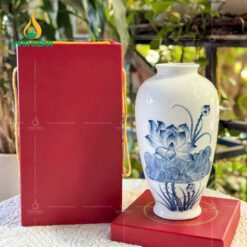 Bình Hoa Sứ Trắng Vẽ Tay Hoa Sen - SVN BH 07032404 Bình Hoa Sứ Trắng Vẽ Tay Hoa Sen – SVN BH 07032404