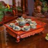 Bộ Ấm Trà Men Rạn Bọc Đồng Vẽ Trúc Lâm Thất Hiền Dáng Quả Hồng - BTMR-1462524 Bộ Ấm Trà Men Rạn Bọc Đồng Vẽ Trúc Lâm Thất Hiền Dáng Quả Hồng