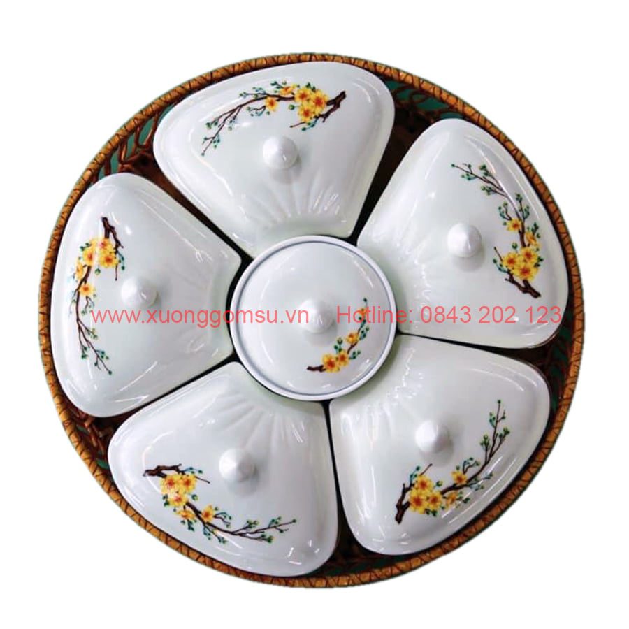 kt4.jpg Khay Mứt Tết Sứ Trắng 5 Cánh Vẽ Mai Vàng – KMS-4352524