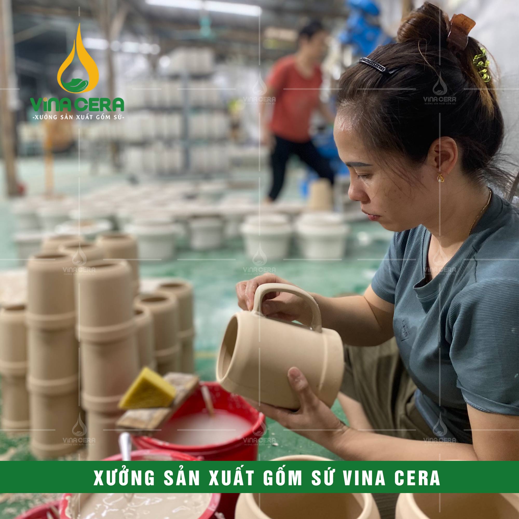 Công đoạn vuốt men tạo bóng ly sứ