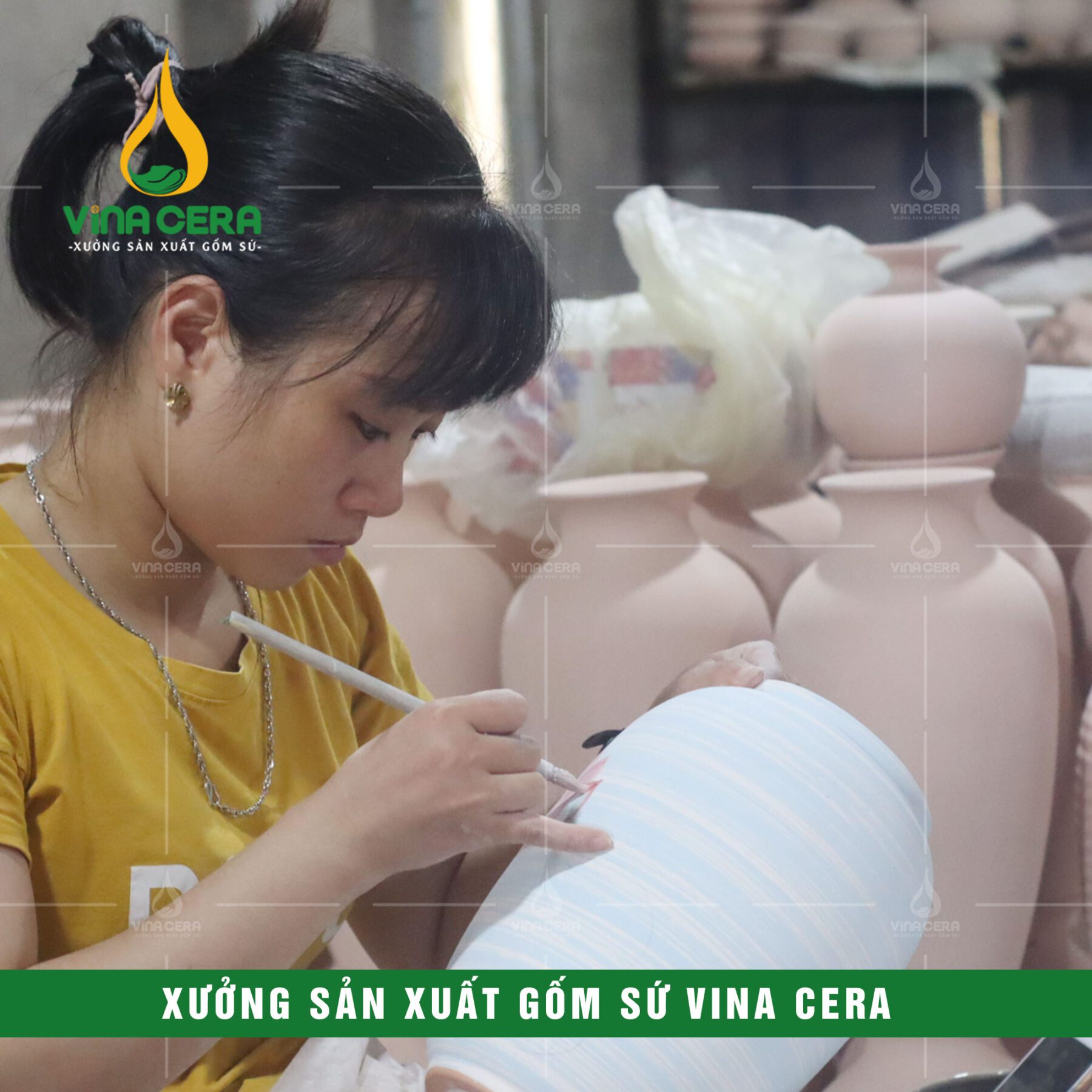 Họa sĩ đang vẽ hoa văn lên Binh hoa