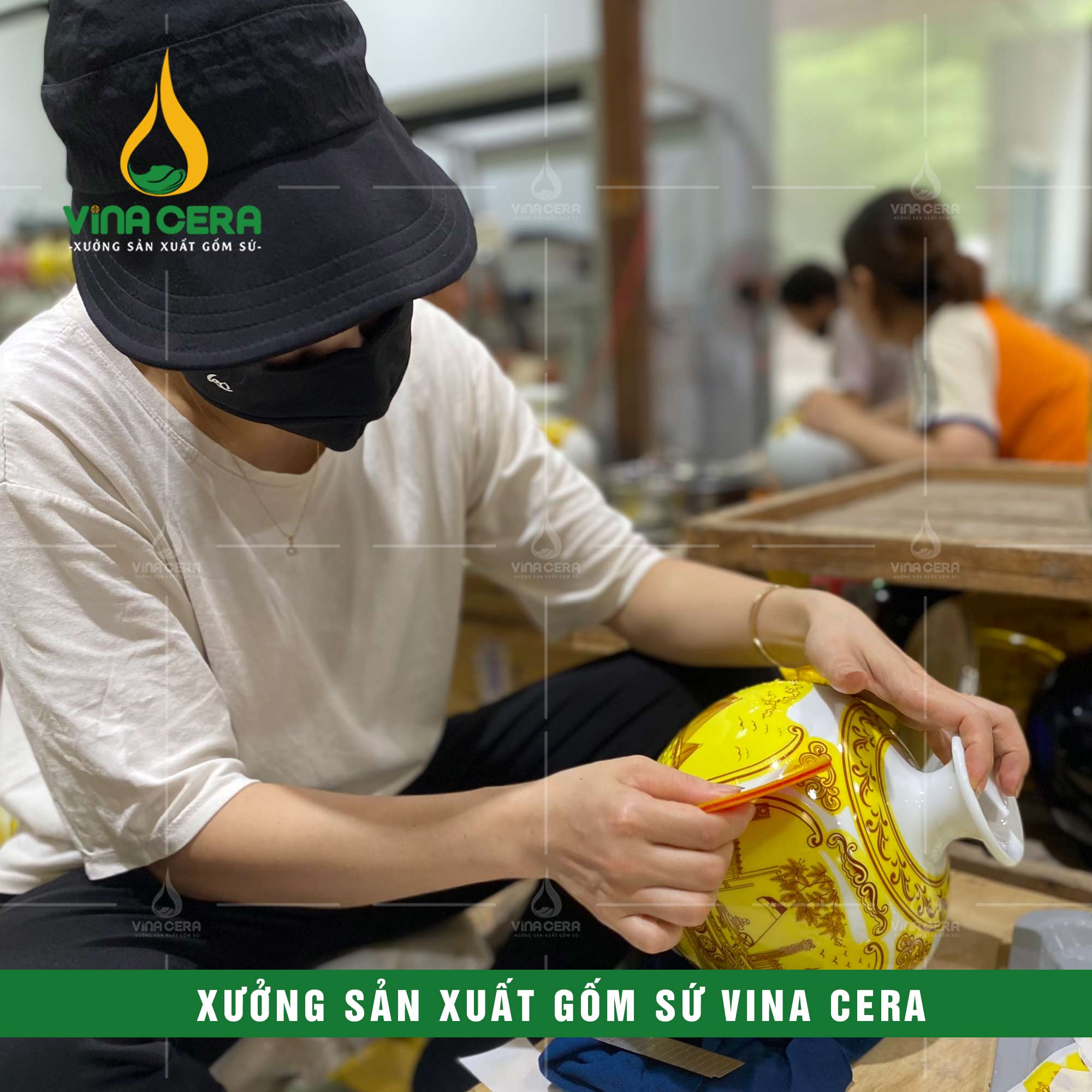 Công đoạn dán decan nhiệt in hoa văn lên Bình Hút Lộc