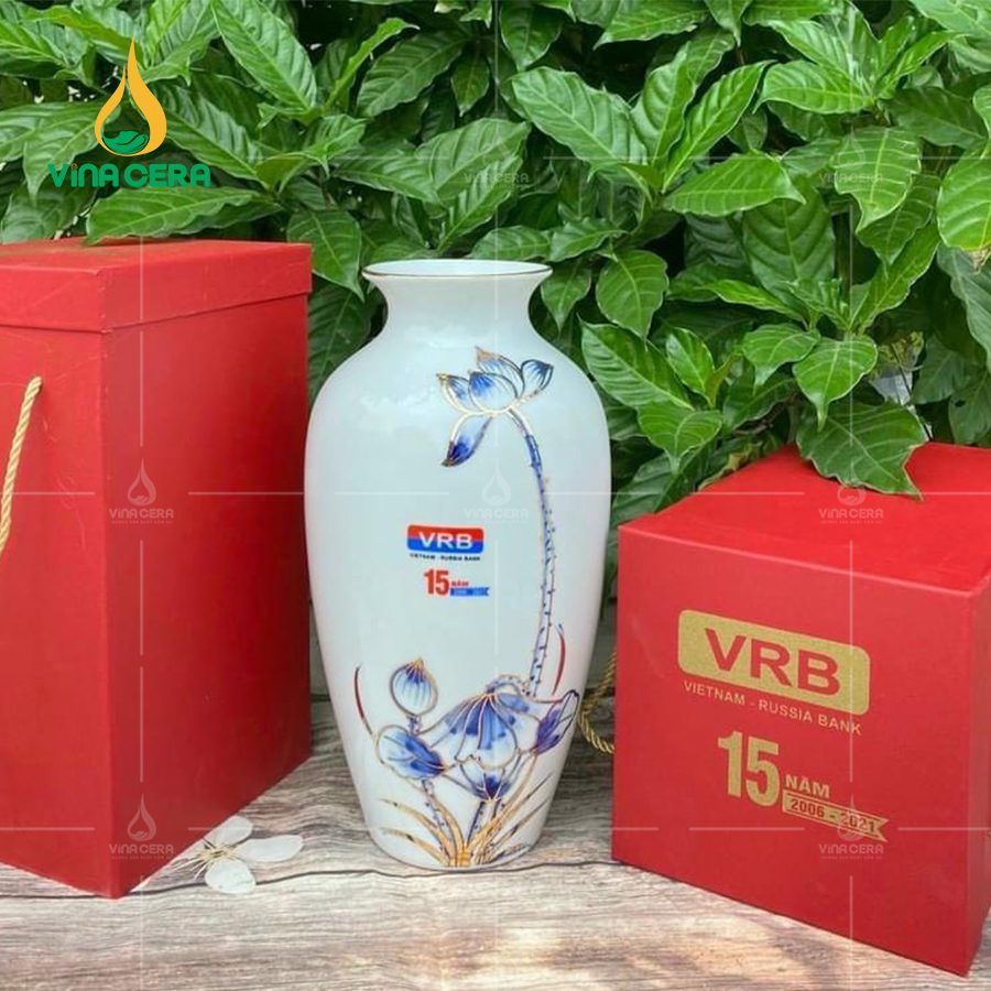 Bình hoa sứ trắng vẽ sen xanh viền vàng in logo