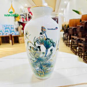 Bình hoa sứ trắng vẽ sen xanh viền vàng in logo