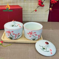 Bộ 2 Hủ Mứt Sứ Trụ Tròn kèm đế Gỗ HM0210324 Bộ 2 Hủ Mứt Sứ Trụ Tròn kèm đế Gỗ HM0210324