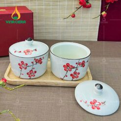 Bộ 2 Hủ Mứt Sứ Trụ Tròn kèm đế Gỗ HM0210324 Bộ 2 Hủ Mứt Sứ Trụ Tròn kèm đế Gỗ HM0210324