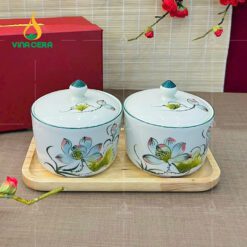 Bộ 2 Hủ Mứt Sứ Trụ Tròn kèm đế Gỗ HM0210324 Bộ 2 Hủ Mứt Sứ Trụ Tròn kèm đế Gỗ HM0210324