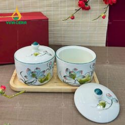 Bộ 2 Hủ Mứt Sứ Trụ Tròn kèm đế Gỗ HM0210324 Bộ 2 Hủ Mứt Sứ Trụ Tròn kèm đế Gỗ HM0210324